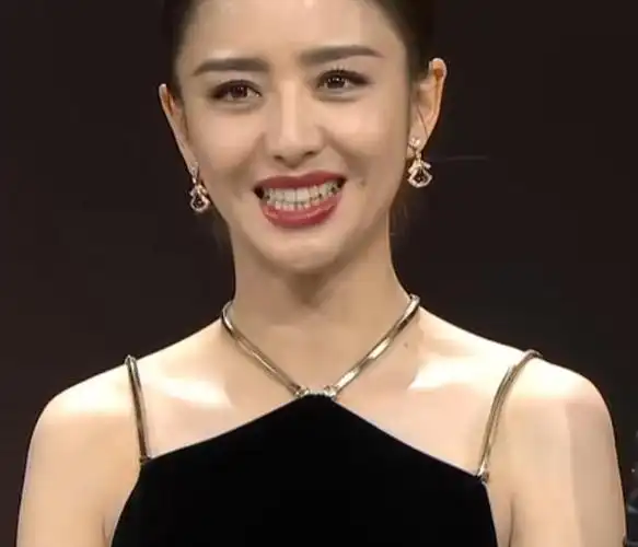 有种美叫佟丽娅长礼服,背后仅有两根细带,款式绝了