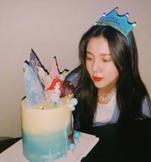 宋妍霏生日会,999朵玫瑰花太抢镜,送礼人的身份早该想到的