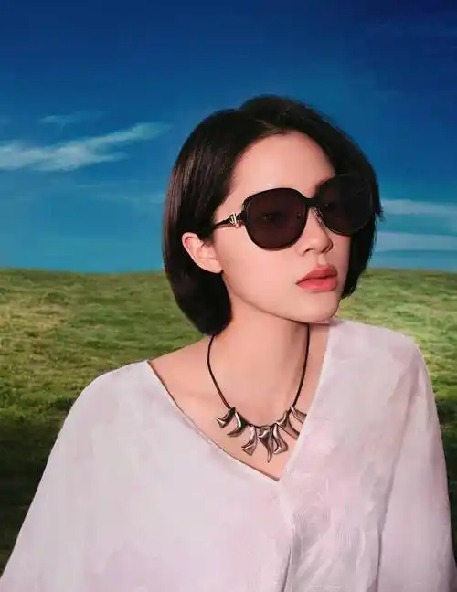 菲拉格慕眼镜全球品牌代言人欧阳娜娜演绎2022春夏眼镜广告大片