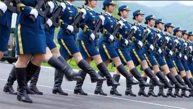 实拍阅兵村女兵仪仗队训练,台下一分钟就是这样训练出来的!