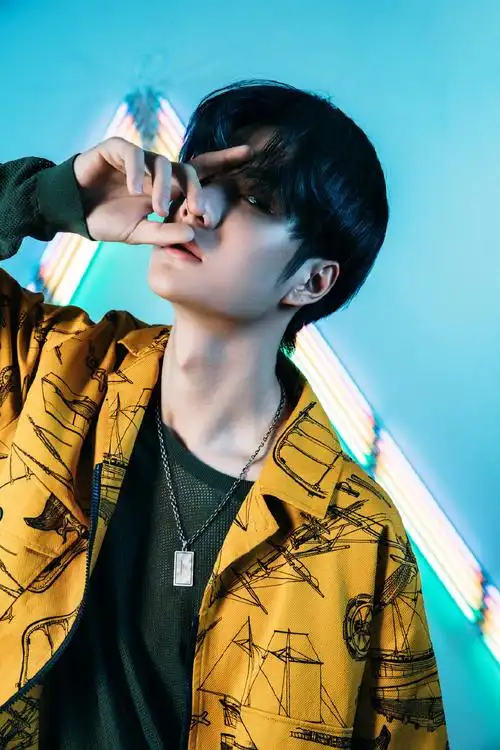 王一博中文名:王一博/英文名:yibo/国籍:中国/星座:狮子座血型:ab