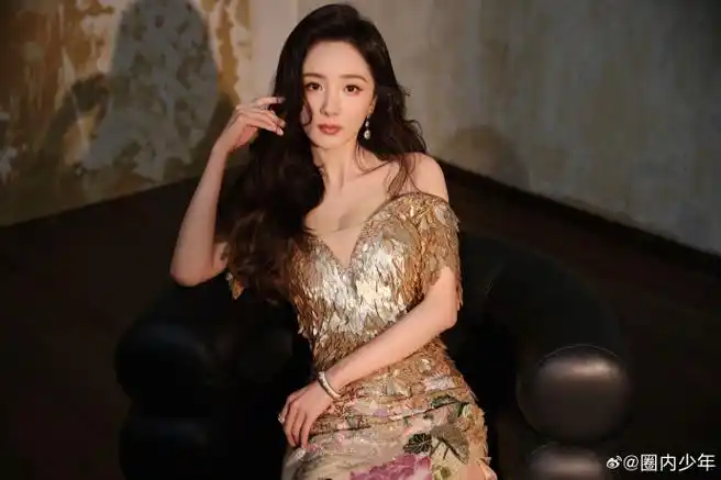 杨幂金色羽翼亮片裙#杨幂的最新造型,金色羽翼亮片深v裙,华丽中又带
