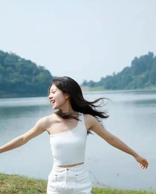 00后女星赵今麦湖畔写真半露香肩肤白貌美性感迷人