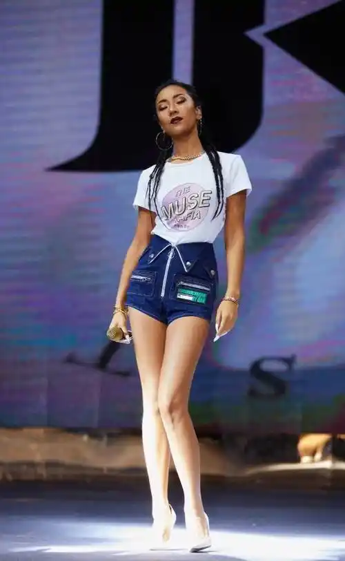 原创吉克隽逸凭一双鞋白出奶棒腿一出场就惊艳众人一般人却买不起