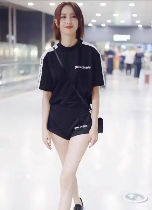 佟丽娅当妈还这么瘦!超短热裤秀筷子腿,身材堪比少女_休闲_短裤_运动