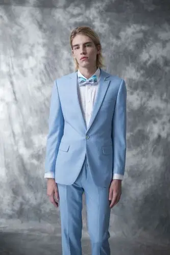 礼服形式:男士西装颜色选择:神秘蓝男仕礼服风格:休闲西装男士浅蓝色