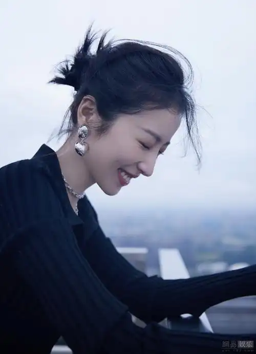 周雨彤穿v领黑衫秀锁骨 低头灿笑侧颜精致_网易娱乐