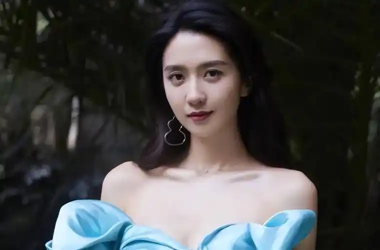 当31岁杨紫31岁许龄月同框!我终于明白,颜值在演技面前不值一提