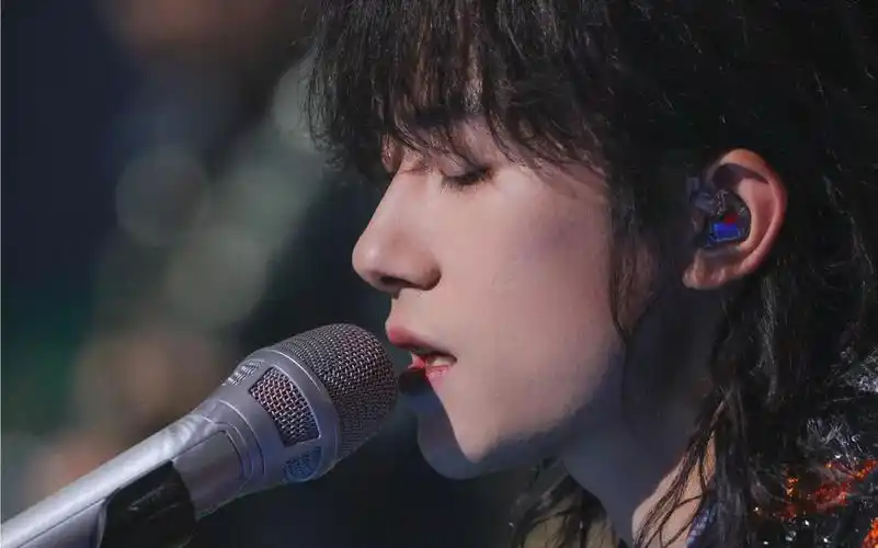 易烊千玺(爱情鸟)立麦鲨!最后那一笑真绝了