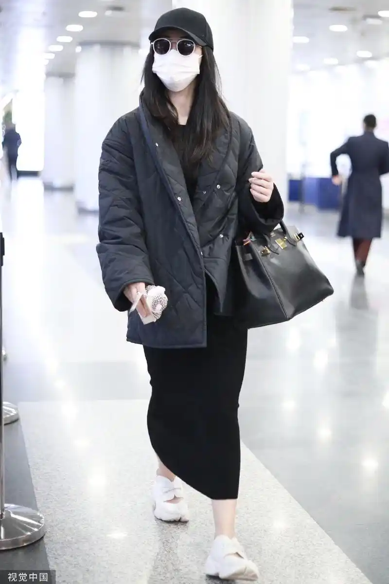 组图:朱珠纯黑look现身机场 穿搭保暖时尚手拉行李气场十足