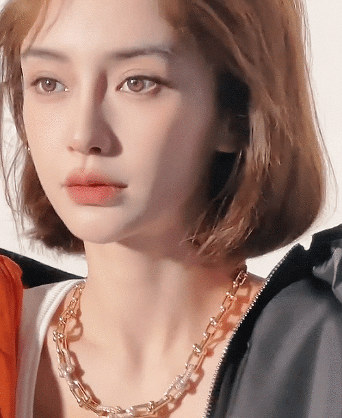 怎么会有人长得那么好看啊,像会动的洋娃娃一样,好爱这个短发造型,又