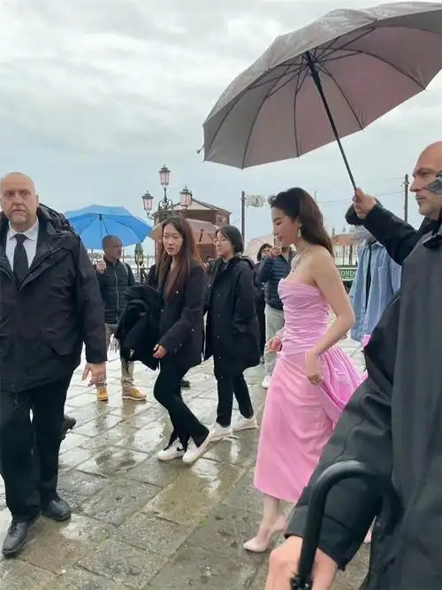 刘亦菲lisa同框,一个优雅迷人,一个老气无神,生图谁胜|礼服|杨洋|lisa