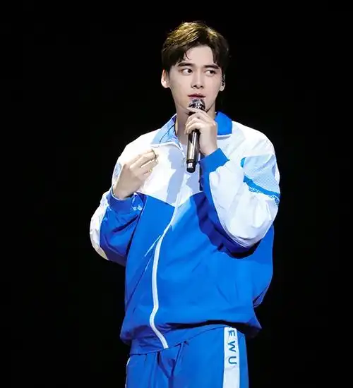 易烊千玺,胡一天,罗云熙,杨洋,李易峰身穿校服,真是帅气十足