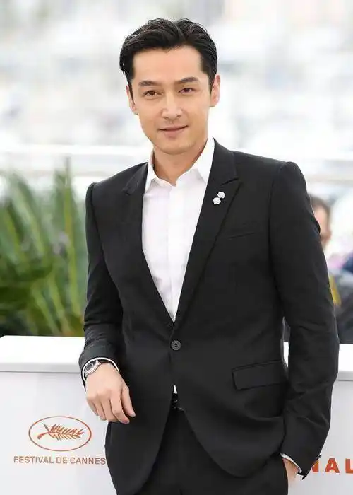 "千万少女梦"男神胡歌,灰色西装大背头,又帅又有品男人味十足_黑色