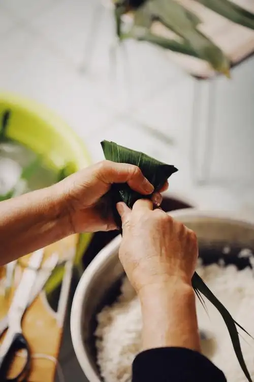 端午节包粽子