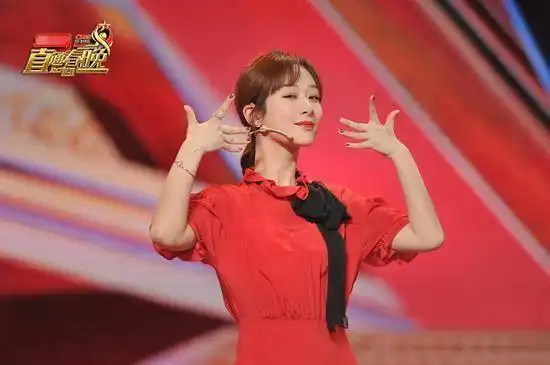 娱乐直通春晚杨紫扮猫系少女潘长江犀利点评