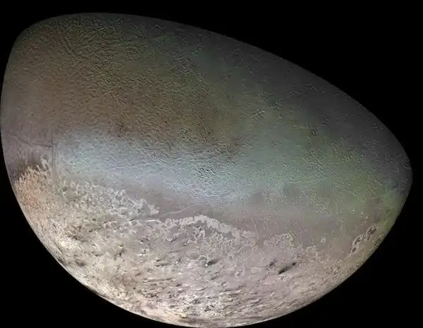 旅程      巨大的镶嵌状精致地显示了这个海王星最大的卫星表面的情况