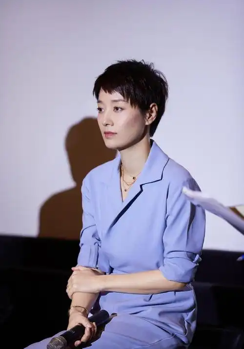 43岁马伊琍剪掉十年长发真漂亮,了解几点短发冷知识,年轻又时尚