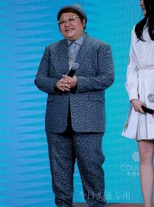 韩红瘦出轮廓美减40斤一身牛仔装松松垮垮,丸子头扮女人认不出_时尚