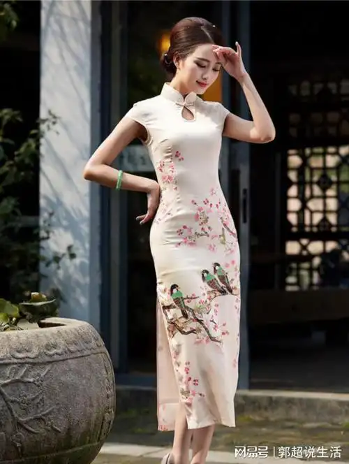 鉴于护着脖颈的设计,这种领口的旗袍能突出女人的一种秀气美,会让人忍