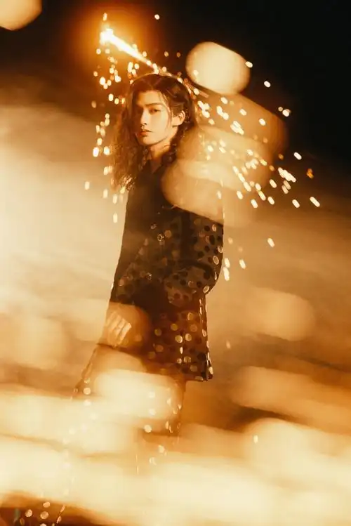 朱正廷羊毛卷长发##朱正廷摇滚长发造型