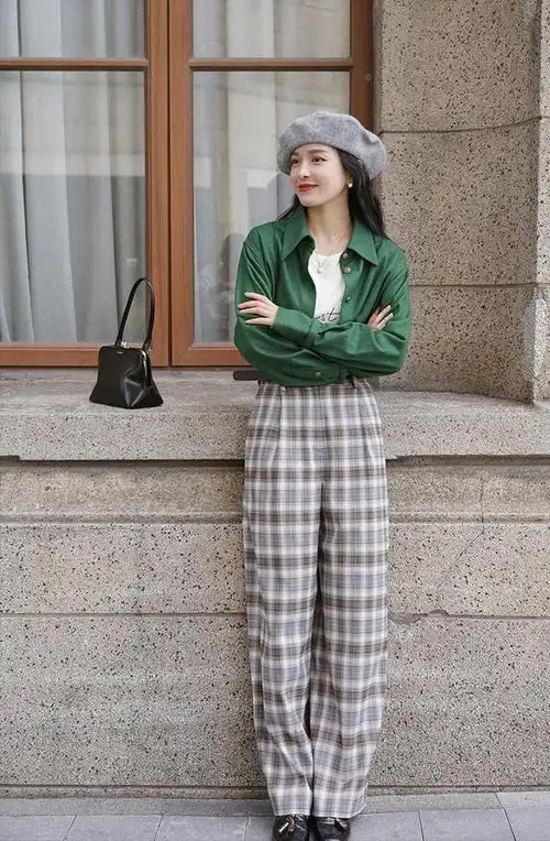 牛仔阔腿裤搭配什么上衣比较好看(牛仔阔腿裤配什么鞋)