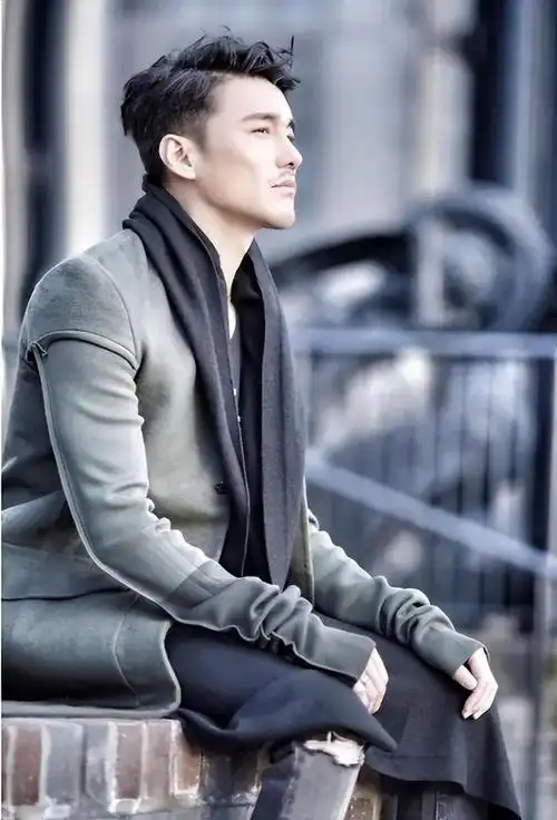 他是"中国首席男模",如今53岁走秀却像35岁,被夸"不老男神"