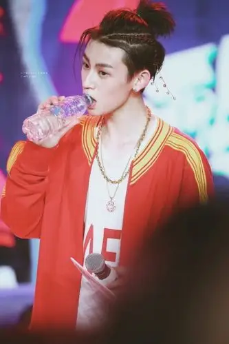 小鬼〔喝水〕嗯?黄明昊,你在干嘛呢 ――――――――――