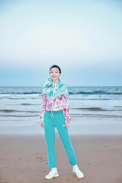 宋轶海边漫步也不忘健身伸臂时意外秀出柳腰好身材全靠练