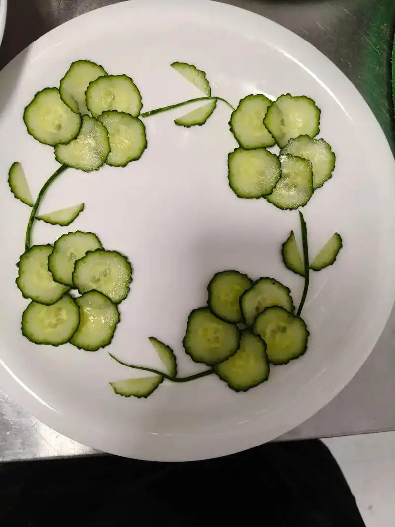 凉菜系列 #摆盘 🌼 用黄瓜片拼贴出的花朵,瞬间提升生活
