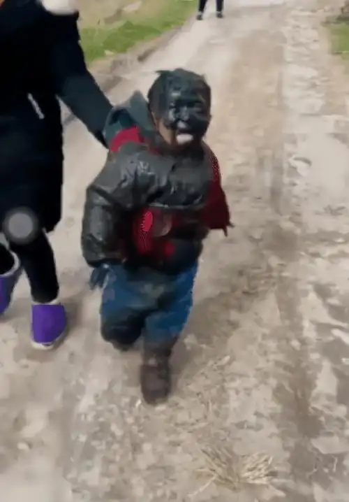 18.熊孩子去玩泥巴了吧?这一身,真是太脏了.