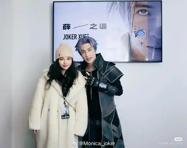 薛之谦纽约演唱会#薛之谦扭腰合照小合集…剪刀手 比心(欢迎评论区补