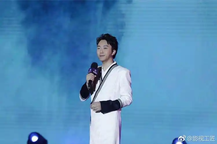 get到一个吸粉艺术家@李玉刚 不仅歌唱的好听又有才华