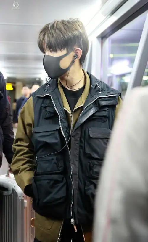 易烊千玺重庆飞上海,工装风小飞人太飒啦