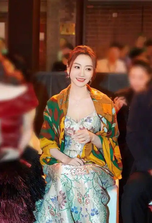 杨蓉身穿绣花礼服韵味十足 大方展露性感好身材_魅力_时装周_散发出