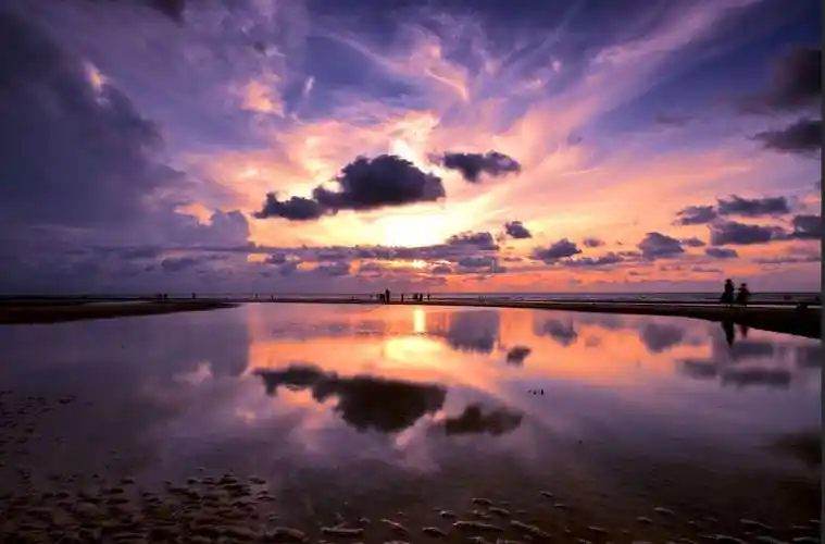 晚霞染红了天边,看着这绚丽多彩的晚霞,实在是太治愈了!