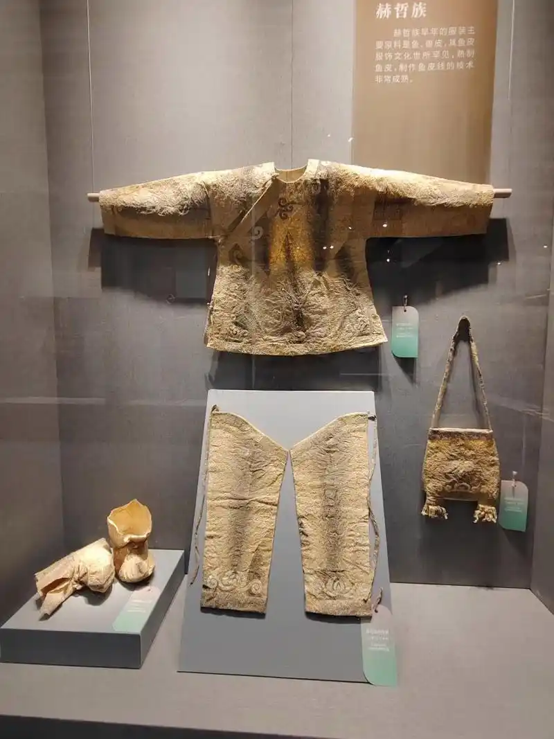 赫哲族早年的服装主要原料是鱼,兽皮,其鱼皮服饰文化世所罕见,熟制鱼