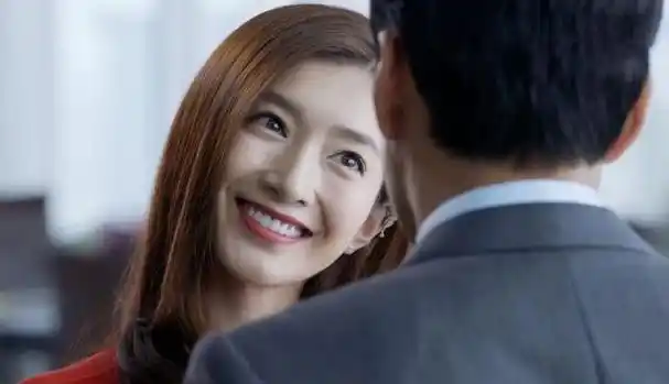 事实证明,王传君没说错,36岁的江疏影,就是一个"平庸"的美女