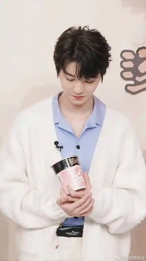 还有小虎牙的王俊凯 谁不想rua一口#王俊凯直播#王俊凯丨白色毛衣