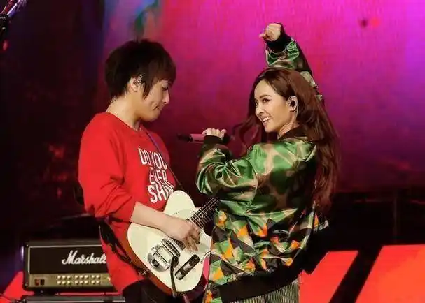 蔡依林夺"年度歌曲奖",激动拥抱颁奖人阿信,否认和他谈恋爱_绯闻_网友