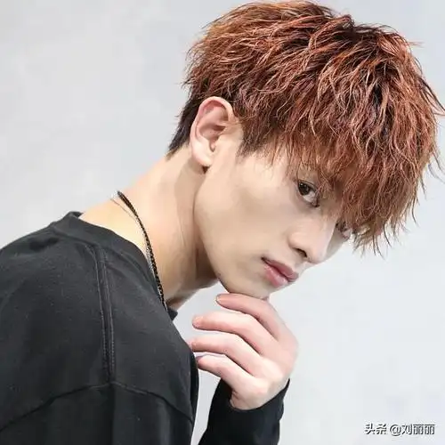 很多男士一直苦恼自己的发型不够帅气,每次去理发没有目标,所以剪完总