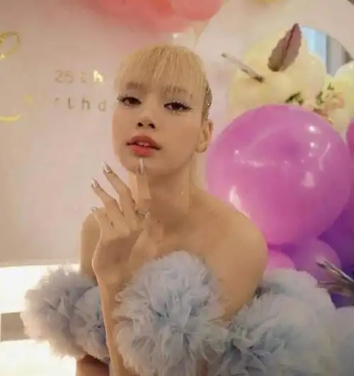 lisa泰国庆生照曝光离开滤镜颜值被打回原形网友太泰了