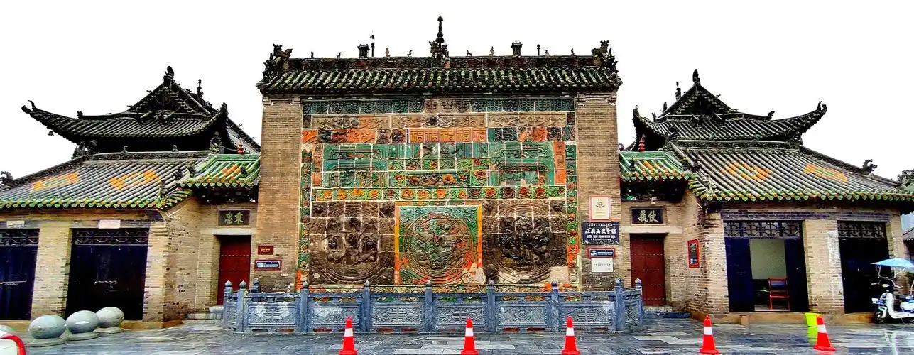 山陕会馆南端的彩色琉璃大照壁.