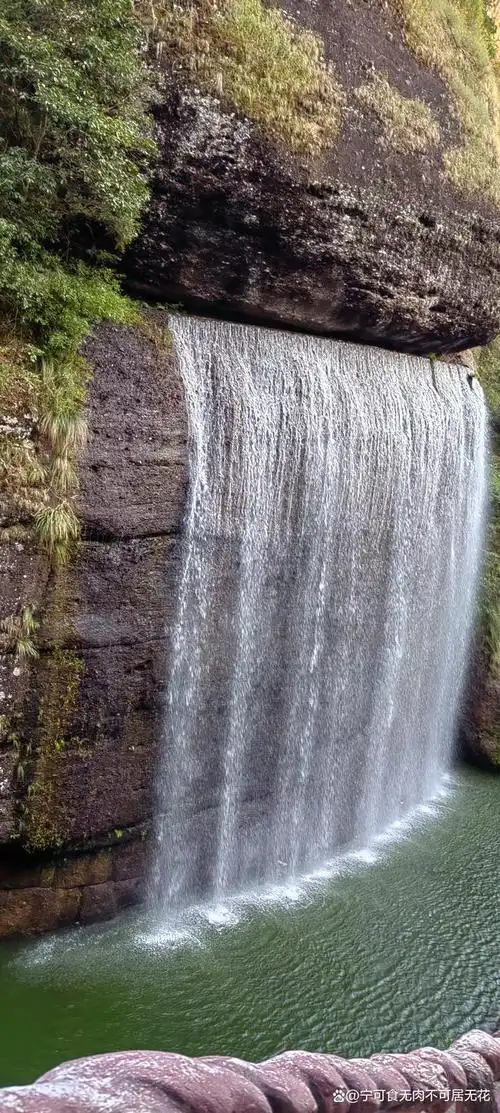 东浒寨位于江西修水县,是个人工打造的休闲风景区.