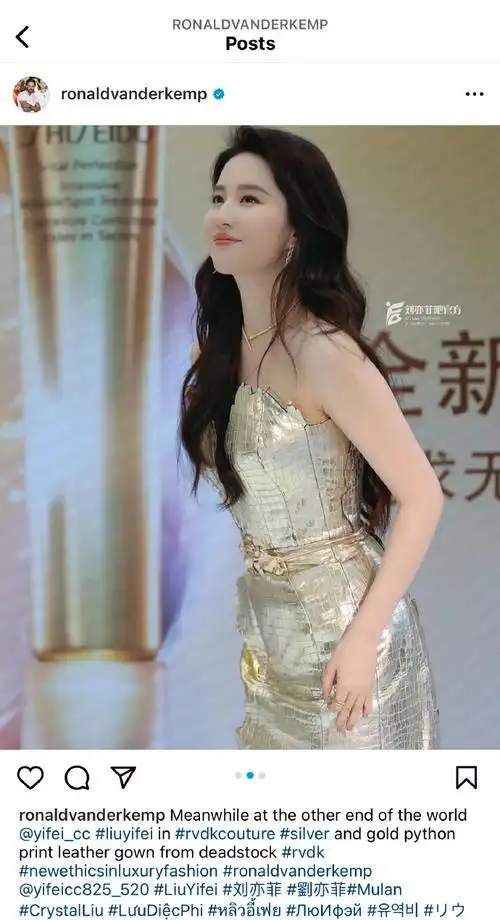 刘亦菲活动照片,"在世界的另一端,刘亦菲身着金银蟒蛇印花皮革礼服"