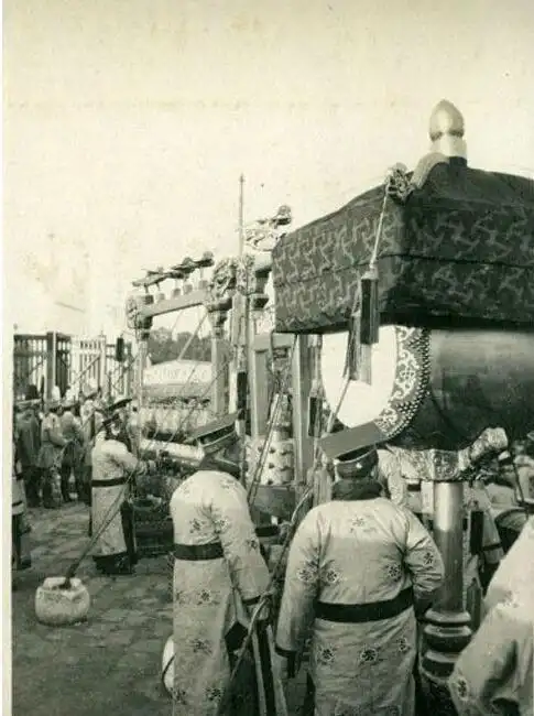 1915年袁世凯身披龙袍登基官员头插羽毛大兵手握长矛