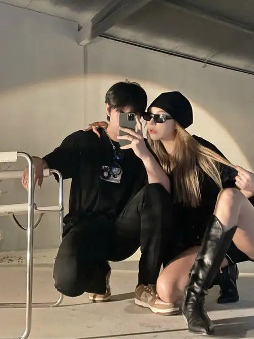 allblack双人对镜自拍姿势拍照