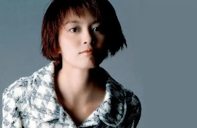 梁咏琪晒90年代旧照长发飘飘成绝版肤色与如今不同