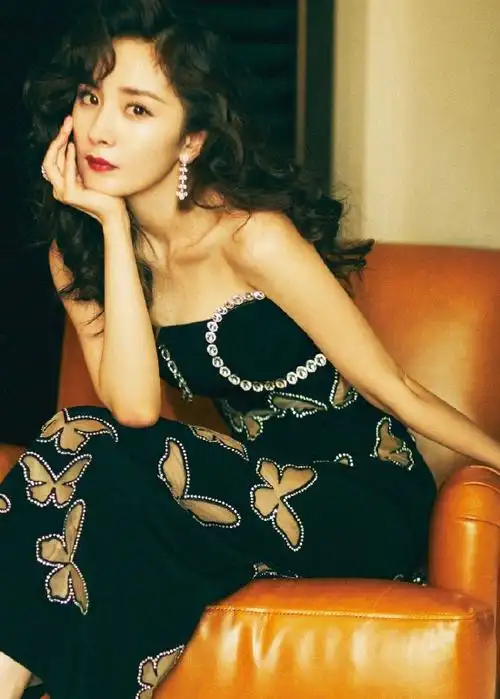 杨幂着蝴蝶镶钻开叉长裙秀曲线托腮凝眸宛若复古佳人