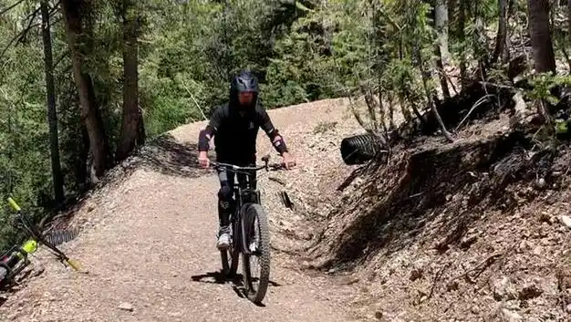150多名骑行者加入了李峡谷的山地自行车公园